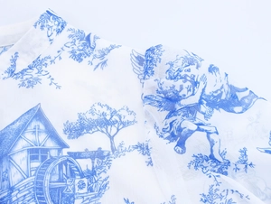 Detail des blauen Toile-de-Jouy-Engel-Prints auf weißem Puffärmelkleid-Stoff