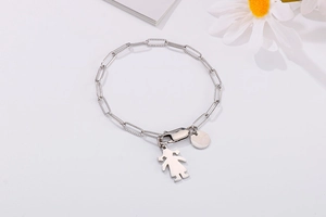 Détail du bracelet argenté à maillons trombones avec silhouette de fille et breloque ronde