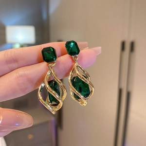Orecchini vintage placcati in oro con gemme rettangolari color verde smeraldo intenso