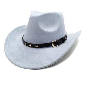 Détail d'un chapeau de cow-boy bleu clair avec bande en cuir cloutée d'or et boucle