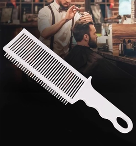 Peigne à dégradé plat professionnel blanc présenté dans un salon de coiffure moderne