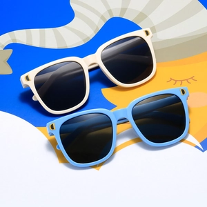 Lunettes de soleil tendance pour enfants en crème et bleu clair avec détail doré D