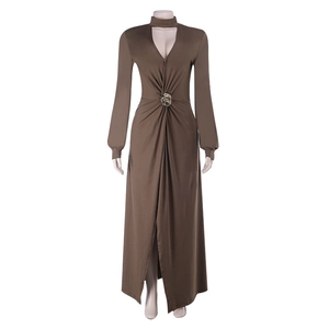 Robe longue café élégante avec col en V profond et détail d'anneau à la taille
