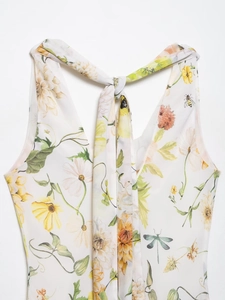Detailansicht der Nackenbindung am Neckholder-Kleid aus Chiffon mit Blumendruck