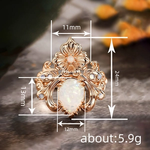 Bague florale en or rose avec opale blanche en goutte et gravures en volutes