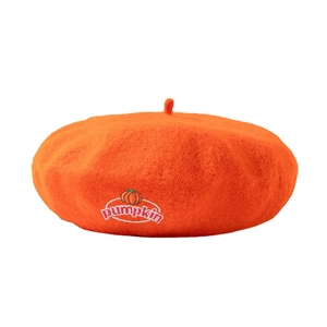 Baskenmütze in Orange mit Kürbis-Stickerei und englischem Text für den modischen Herbst