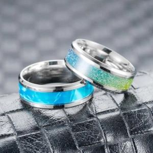 Herrenringe mit blauem Stein und türkisem Inlay auf schwarzem Lederhintergrund