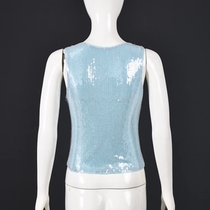 Vue détaillée du dos d'un débardeur ajusté à paillettes bleu clair sur mannequin