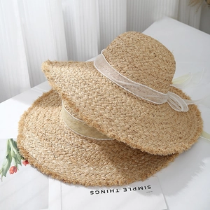 Chapeau de soleil en raphia avec bords effilochés et ruban d'organza à perles