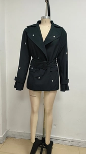 Détail de la robe blazer noire courte avec des boucles élégantes en strass argentés