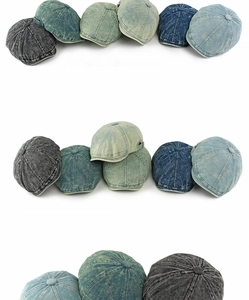 Detailopname van vintage gewassen denim krantenjongenspetten in diverse kleuren