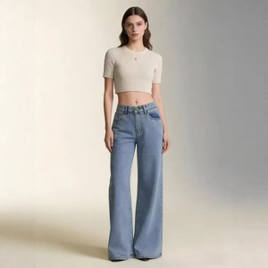Jean femme taille haute à jambe large avec un haut en maille beige à manches courtes