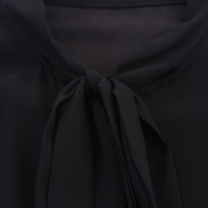 Elegante abito nero in chiffon con collo a fiocco e raffinati dettagli in pizzo francese
