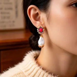 Vintage Blumenohrringe aus Gold mit Barockperlen und rotem Edelstein für elegante Frauen