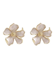 Dettaglio degli orecchini a forma di gelsomino con petali bianco perlato e finitura oro
