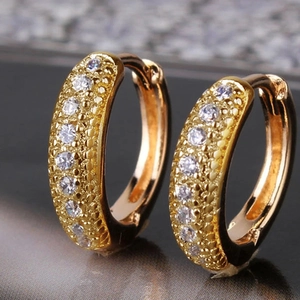 Mode Zirkonia Eingelegt Kupfer Ohrringe High Sense Minimalistisch Gold Überzogen Huggie Ohrringe Schmuck Für Herren Damen