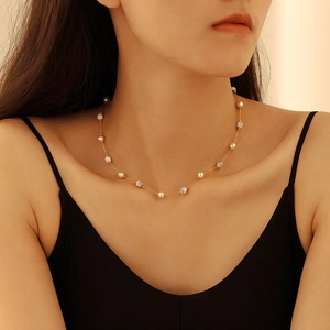 Collier doré en acier inoxydable avec perles naturelles et marbre porté par un mannequin