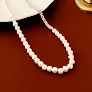 Close-up of pearl and rectangular zircon拼接 necklace with elegant gold-plated finish