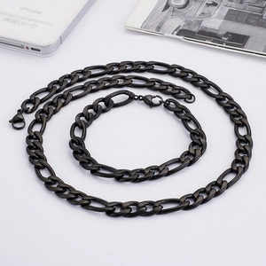 Détail de l'ensemble collier et bracelet Figaro en acier inoxydable noir mat