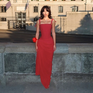 Robe de soirée rouge à fines bretelles avec taille cintrée et fente en plein air