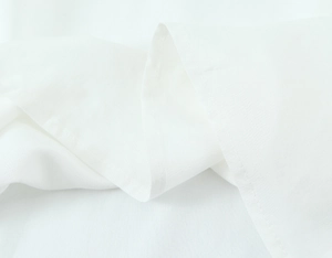 Détail de tissu plissé blanc de style français avec coutures précises et texture douce