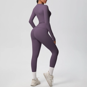 Dettaglio del set yoga viola con leggings snellenti e top a maniche lunghe