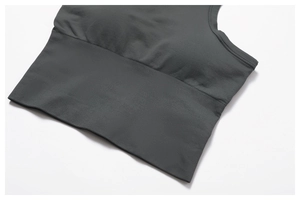 Détail de brassière sport grise sans couture avec bande côtelée et coutures fines