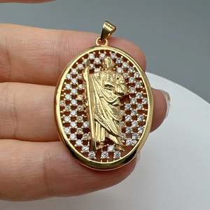 Colgante ovalado de San Judas en oro con circonitas blancas incrustadas joya religiosa