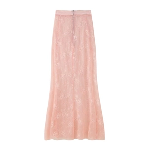 Vue arrière de l'élégante jupe longue en dentelle rose avec fermeture éclair invisible