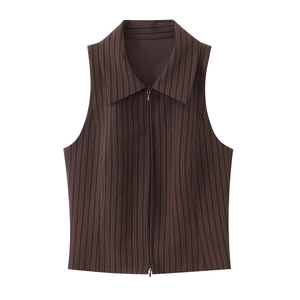 Bruin gestreept vest voor dames met klassieke ritssluiting en een reverskraag