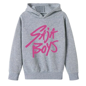 Détail d'un sweat à capuche gris pour enfant montrant le lettrage rose SAJA BOYS