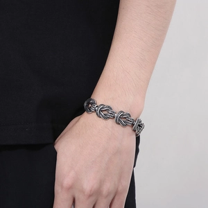 Gros plan du bracelet punk rétro en acier titane avec détails de nœuds noirs sur le poignet