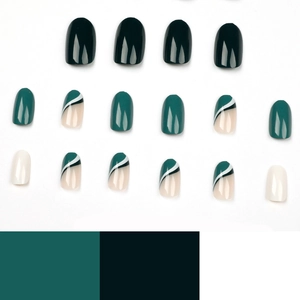 Groen-witte kunstnagels in Franse stijl met glanzende ovale vorm op witte achtergrond