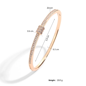 Détail d'un bracelet jonc en or rose et zircon avec dimensions de 0,6 cm et 5,9 cm
