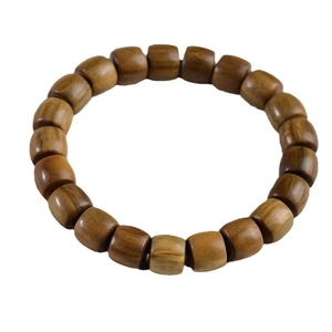 Handgefertigtes Armband aus grünem Sandelholz mit natürlicher Maserung auf weißem Grund