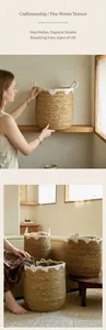Détail d'un panier de rangement tissé à la main en jonc de mer et corde en coton