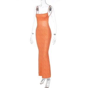 Détail de la robe d'été à fleurs orange avec dos nu et coupe ajustée sur mannequin