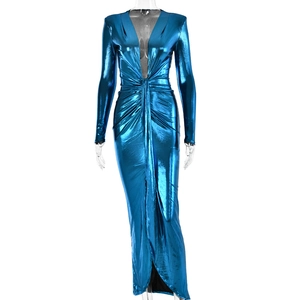 Détail de la robe en maille métallisée bleue avec col en V, taille froncée et fente