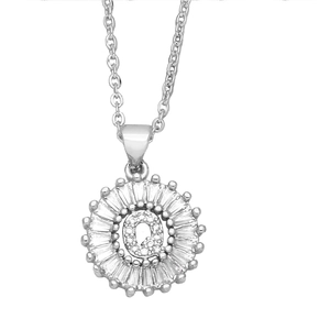 Gros plan du pendentif lettre Q argenté avec zircons taille baguette sur une chaîne fine