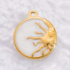 Detailansicht des 18K Gold-Sonnenanhängers mit Emaille-Inlay und feinen Ausschnitten