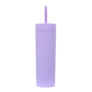 Minimalistischer lila mattierter doppelwandiger 16oz Kunststoffbecher mit Strohhalm