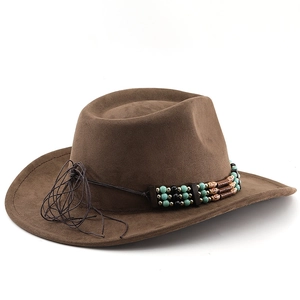 Détail d'un chapeau de cowboy en daim marron avec bande ethnique et perles turquoise