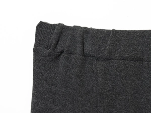 Detail aus weichem, dunkelgrauem Strickstoff mit elastischem Bund und Saumverarbeitung