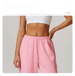 Detail einer rosa Jogginghose mit hohem Bund und verstellbarem elastischem Kordelzug