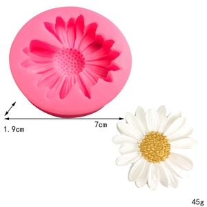 Pink daisy silicone mold for car aromatherapy with 7cm diameter and 45g weight specs