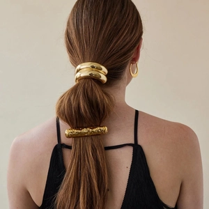 Eleganter goldener Zopfhalter aus Edelstahl und gehämmerte Haarspange im Set für Damen