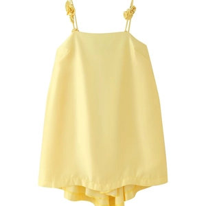Robe caraco jaune en satin avec bretelles fleuries et ourlet à volants sur fond blanc