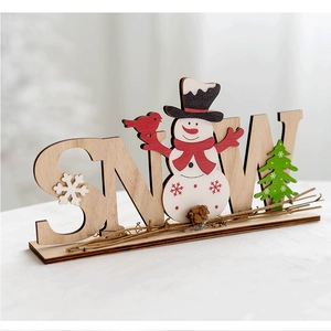 Détail de l'ornement SNOW en bois avec bonhomme de neige et accessoires de fête