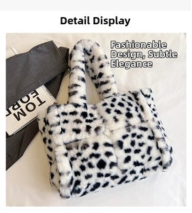 Dettaglio della borsa tote in peluche con morbida texture a macchie bianche e nere