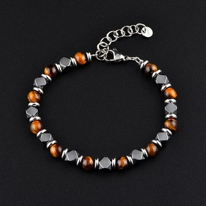 Bracelet en perles d'œil de tigre et hématite avec chaîne en acier sur fond noir